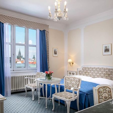 فندق أمباسادور زلاتا هوسا براغ المظهر الخارجي الصورة A room at the hotel