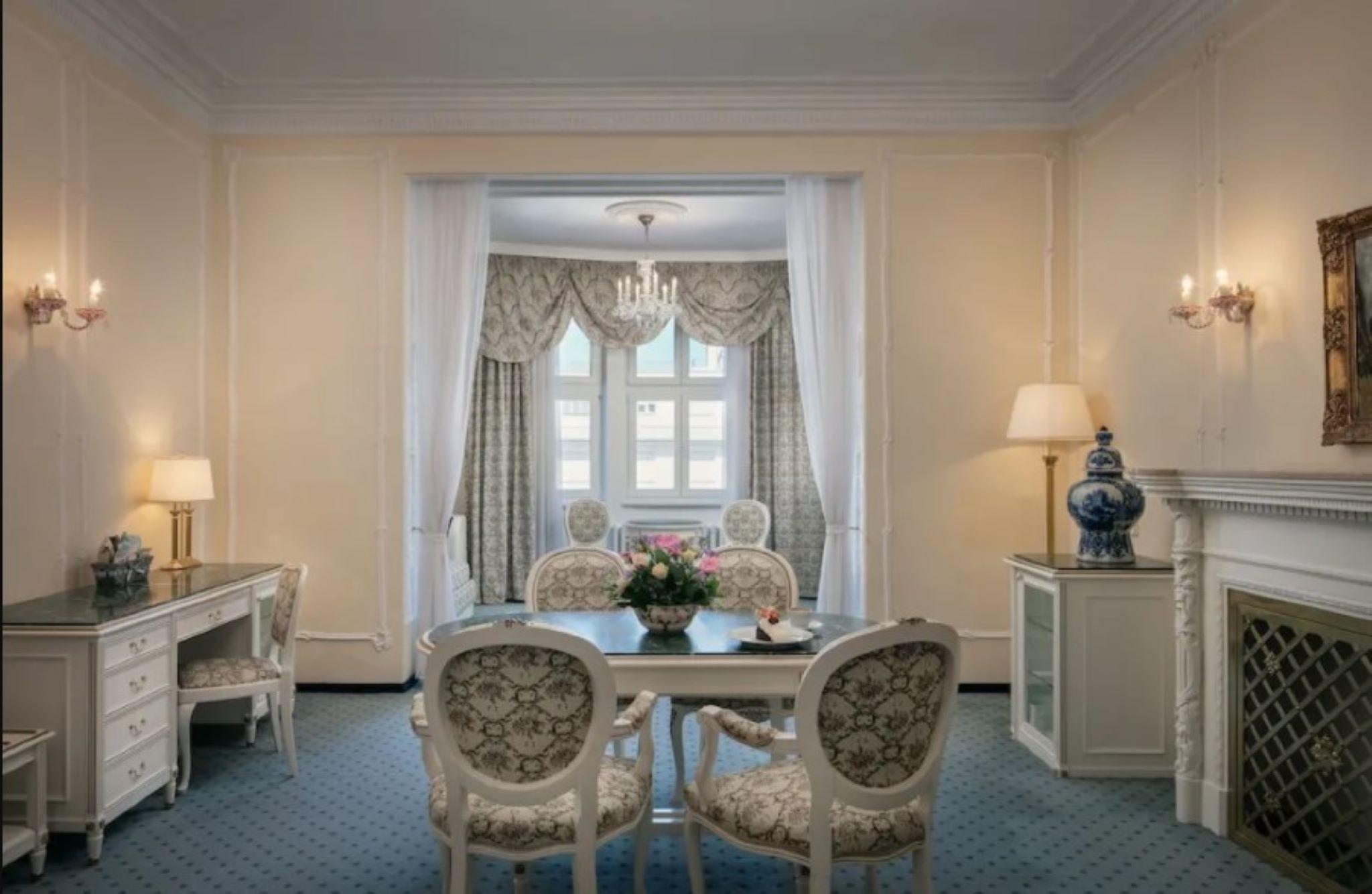 فندق أمباسادور زلاتا هوسا براغ المظهر الخارجي الصورة A room at the hotel
