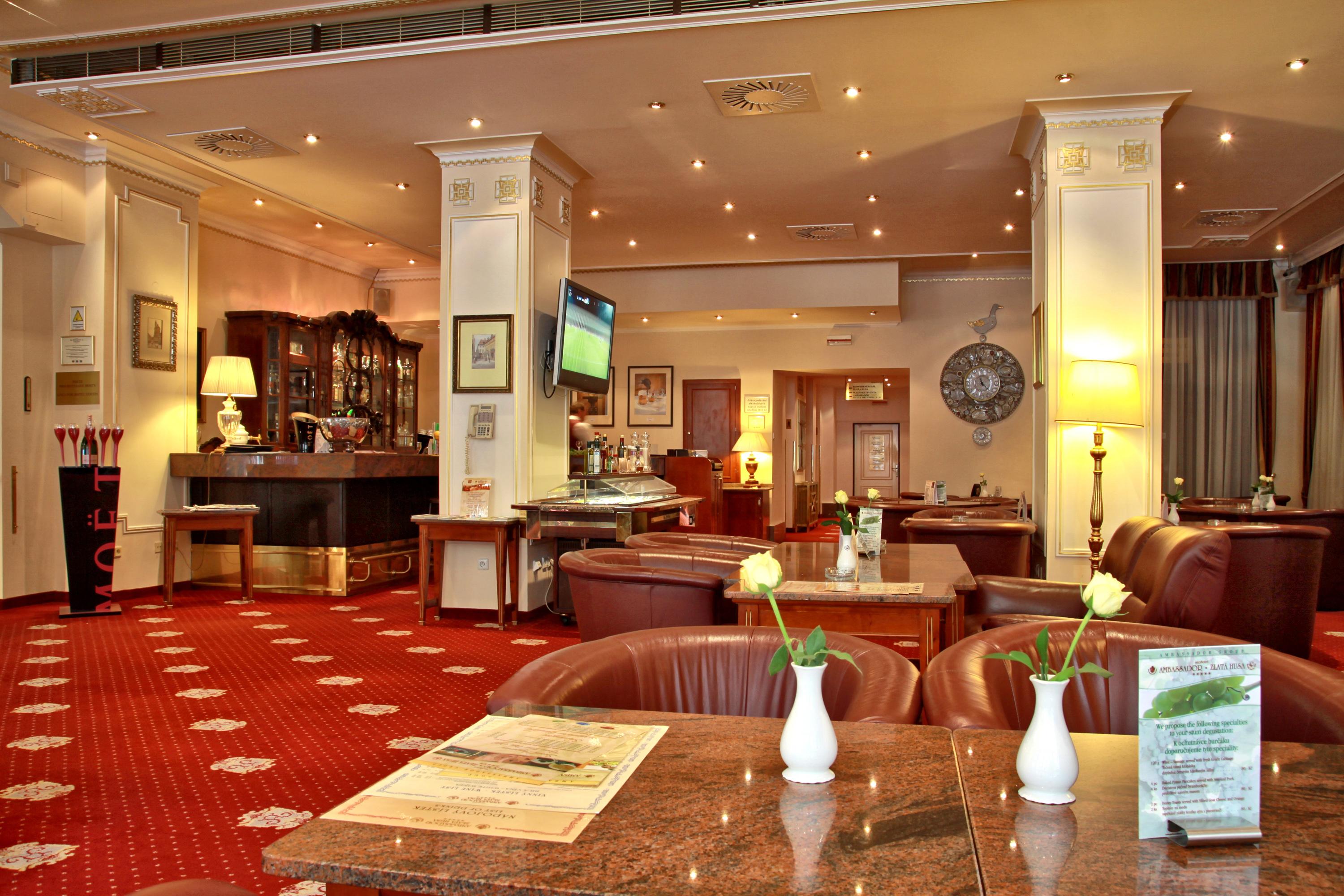 فندق أمباسادور زلاتا هوسا براغ المظهر الخارجي الصورة The lobby of the hotel