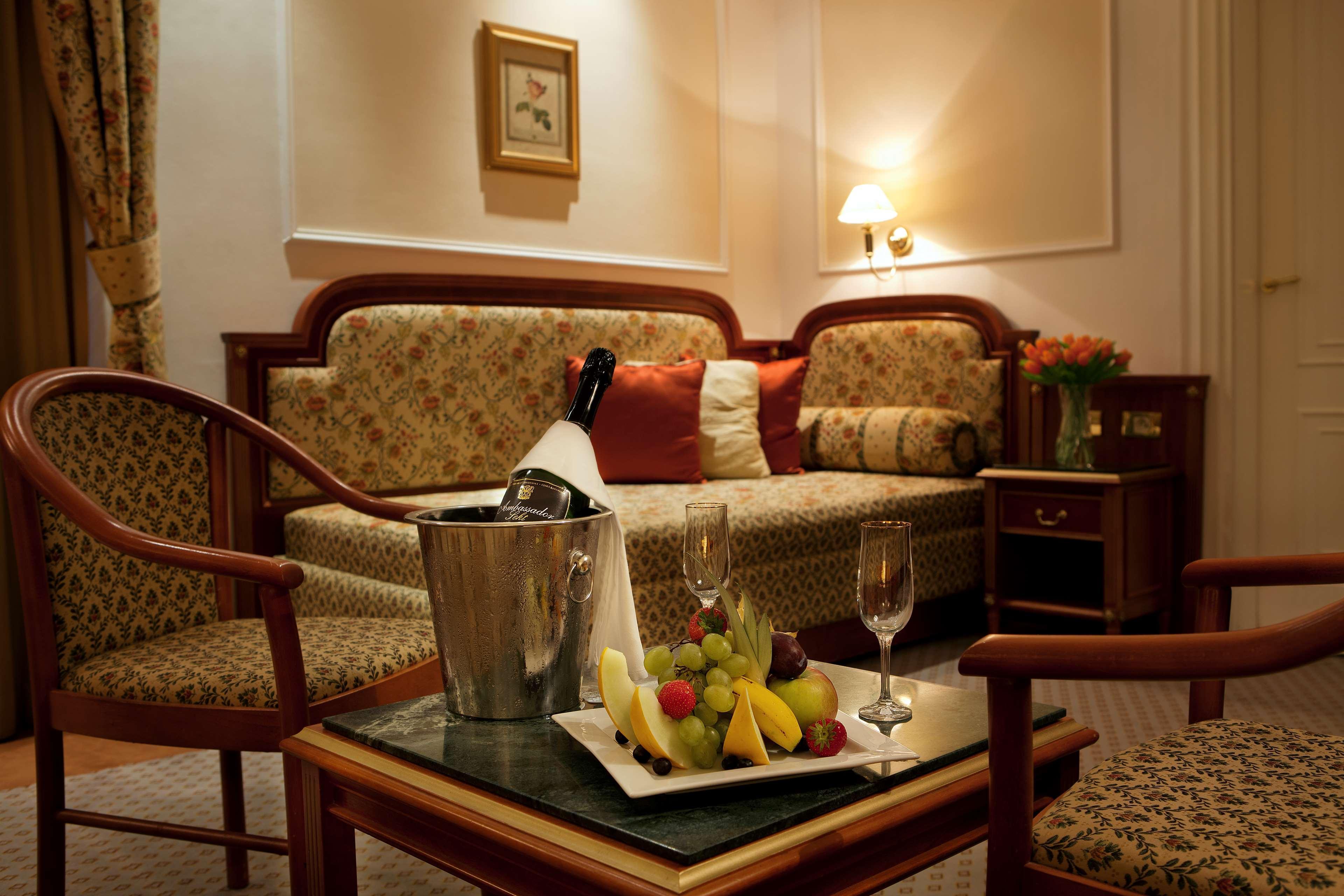 فندق أمباسادور زلاتا هوسا براغ الغرفة الصورة A suite at the hotel