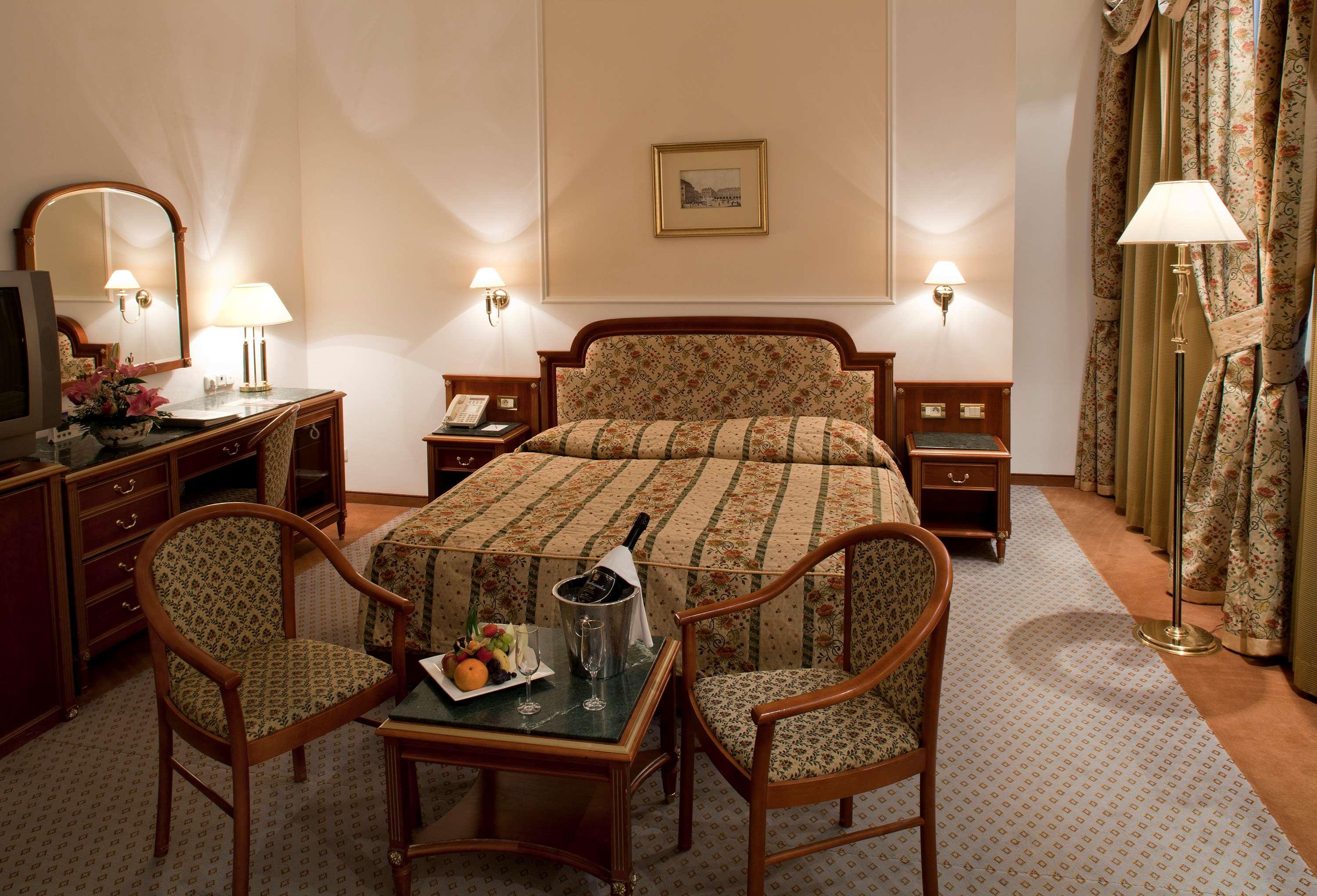 فندق أمباسادور زلاتا هوسا براغ المظهر الخارجي الصورة A room at the hotel
