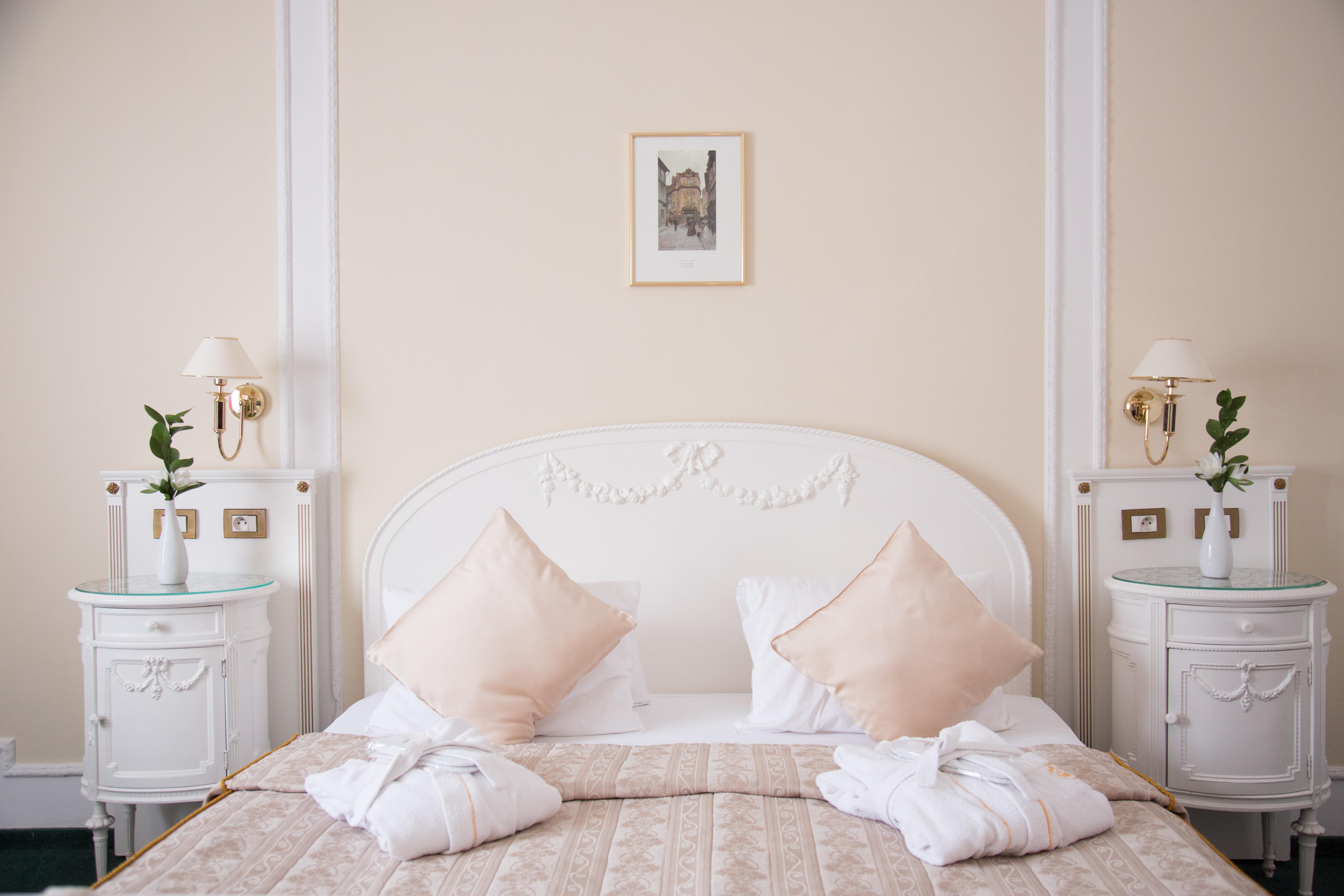 فندق أمباسادور زلاتا هوسا براغ المظهر الخارجي الصورة A bedroom at the hotel