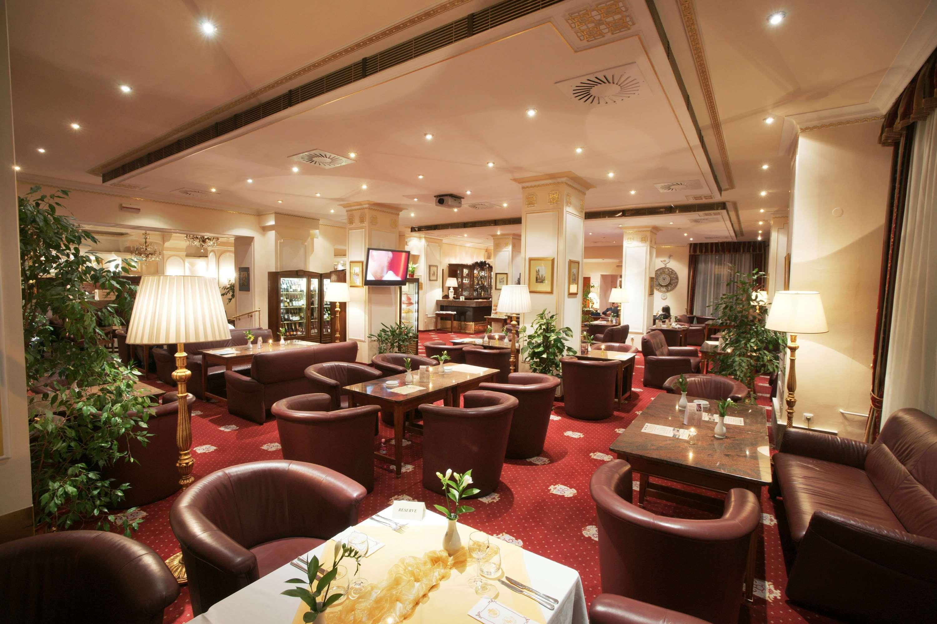 فندق أمباسادور زلاتا هوسا براغ المظهر الخارجي الصورة The lounge at the airport