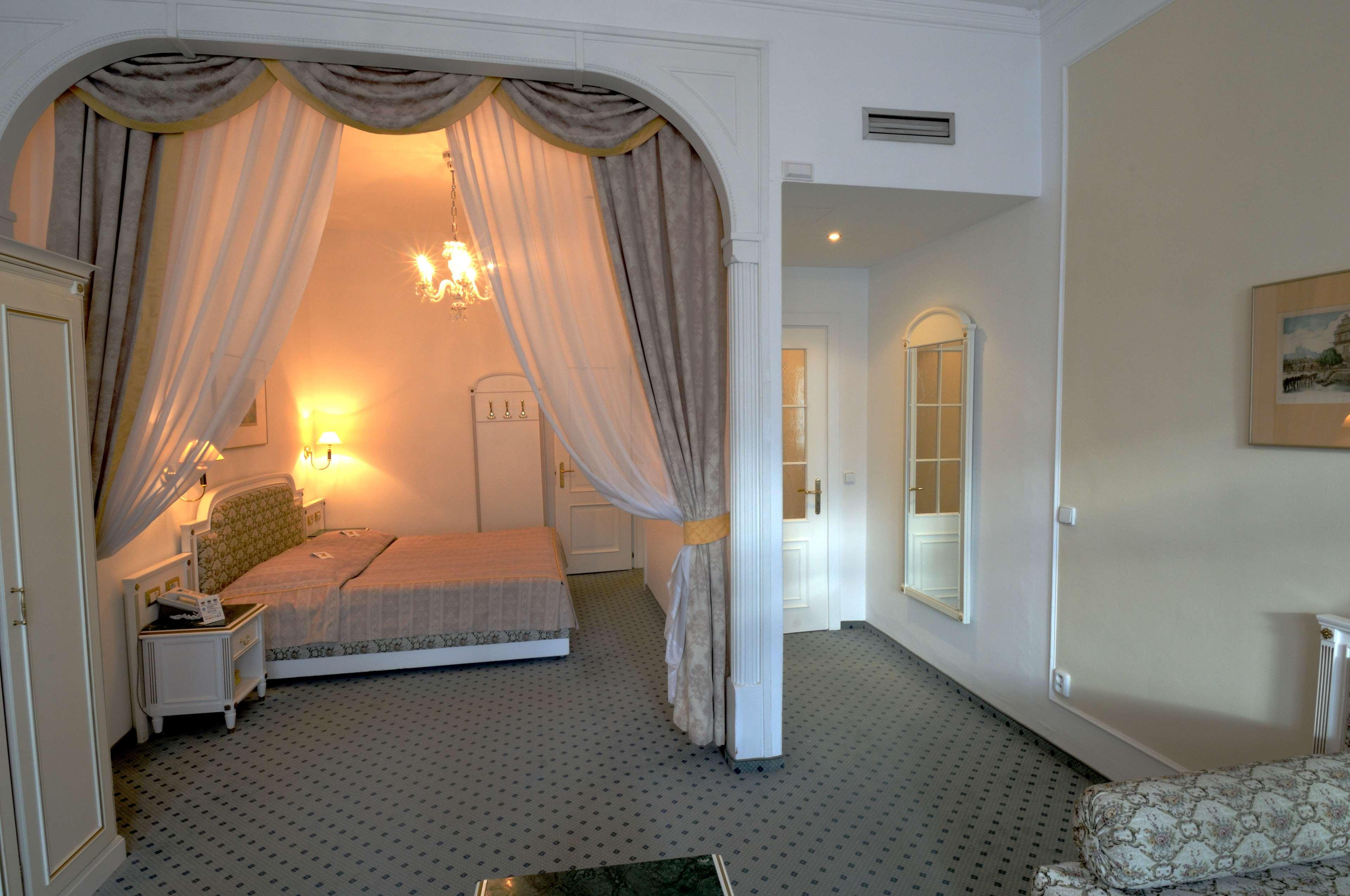 فندق أمباسادور زلاتا هوسا براغ المظهر الخارجي الصورة A room at the hotel