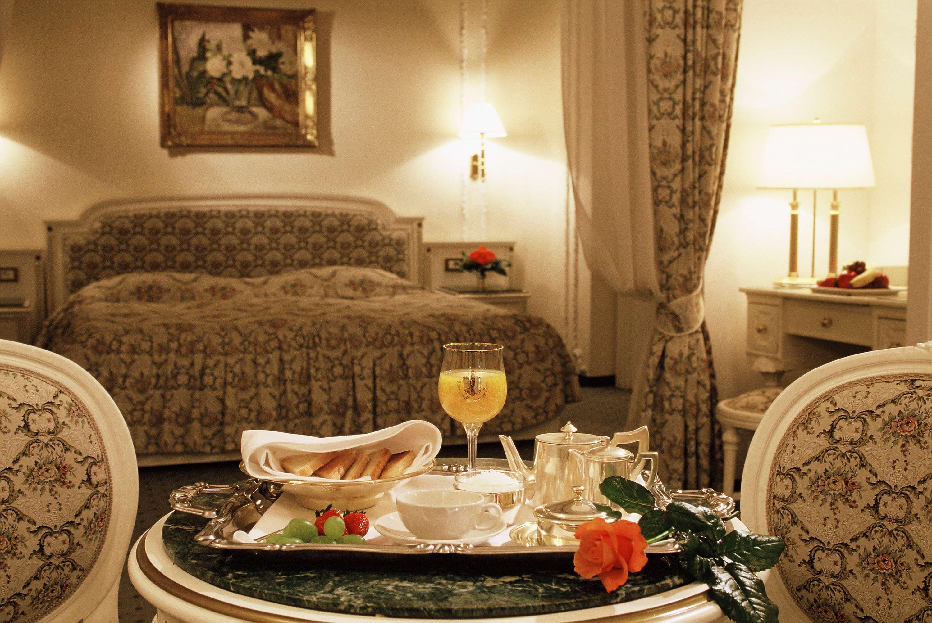 فندق أمباسادور زلاتا هوسا براغ الغرفة الصورة A room at the hotel