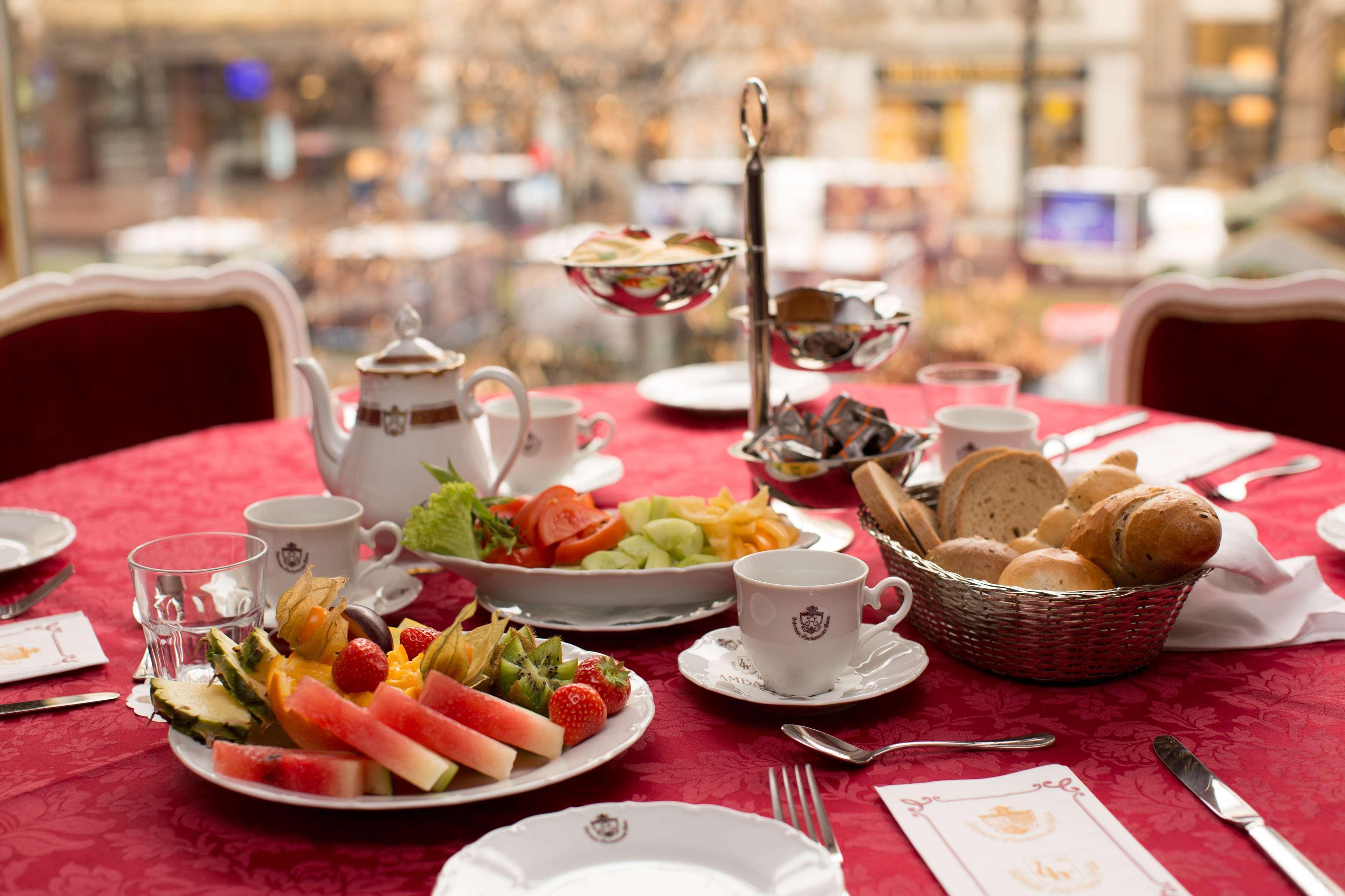 فندق أمباسادور زلاتا هوسا براغ المظهر الخارجي الصورة A typical breakfast at the hotel