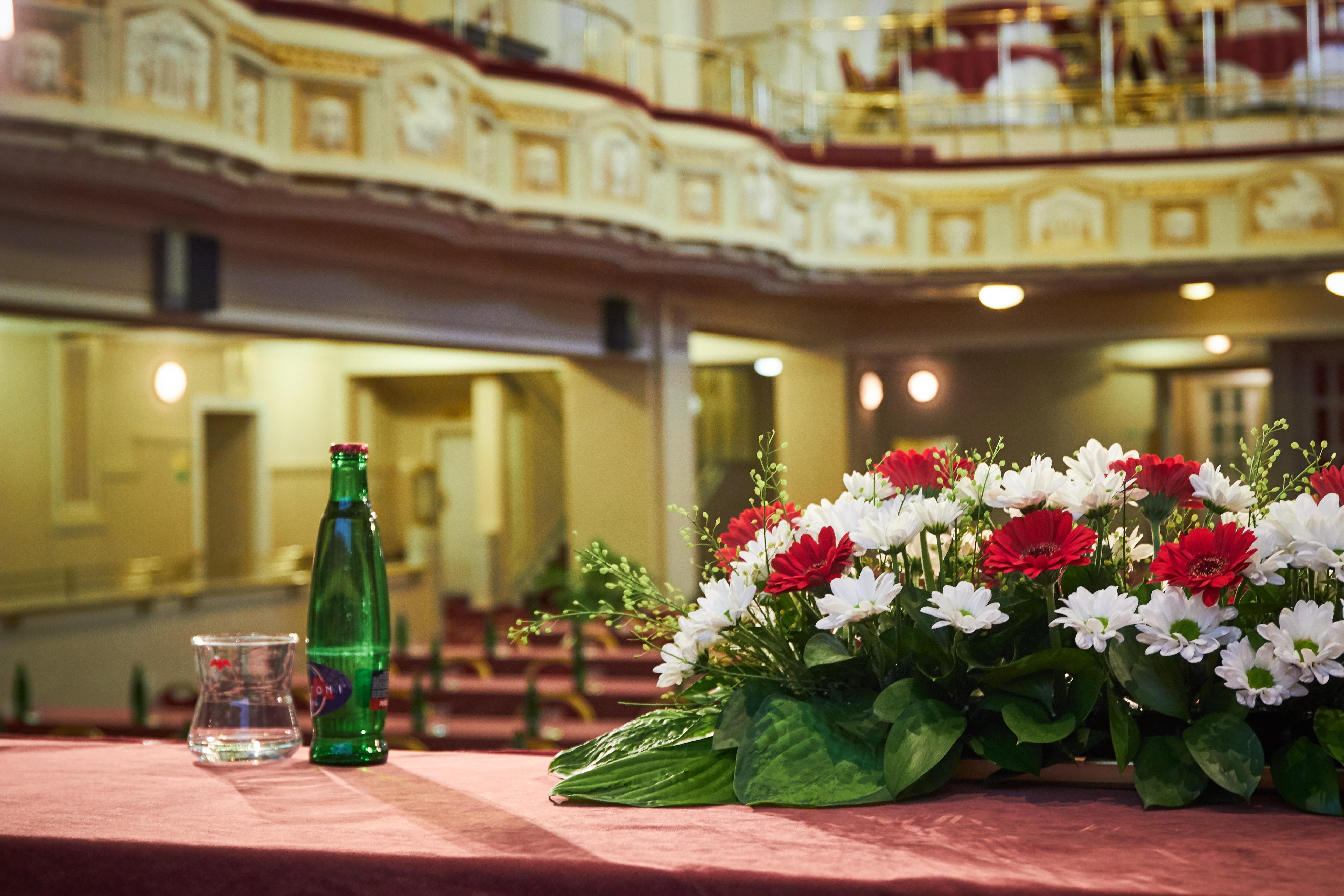 فندق أمباسادور زلاتا هوسا براغ المظهر الخارجي الصورة The stage of the theatre