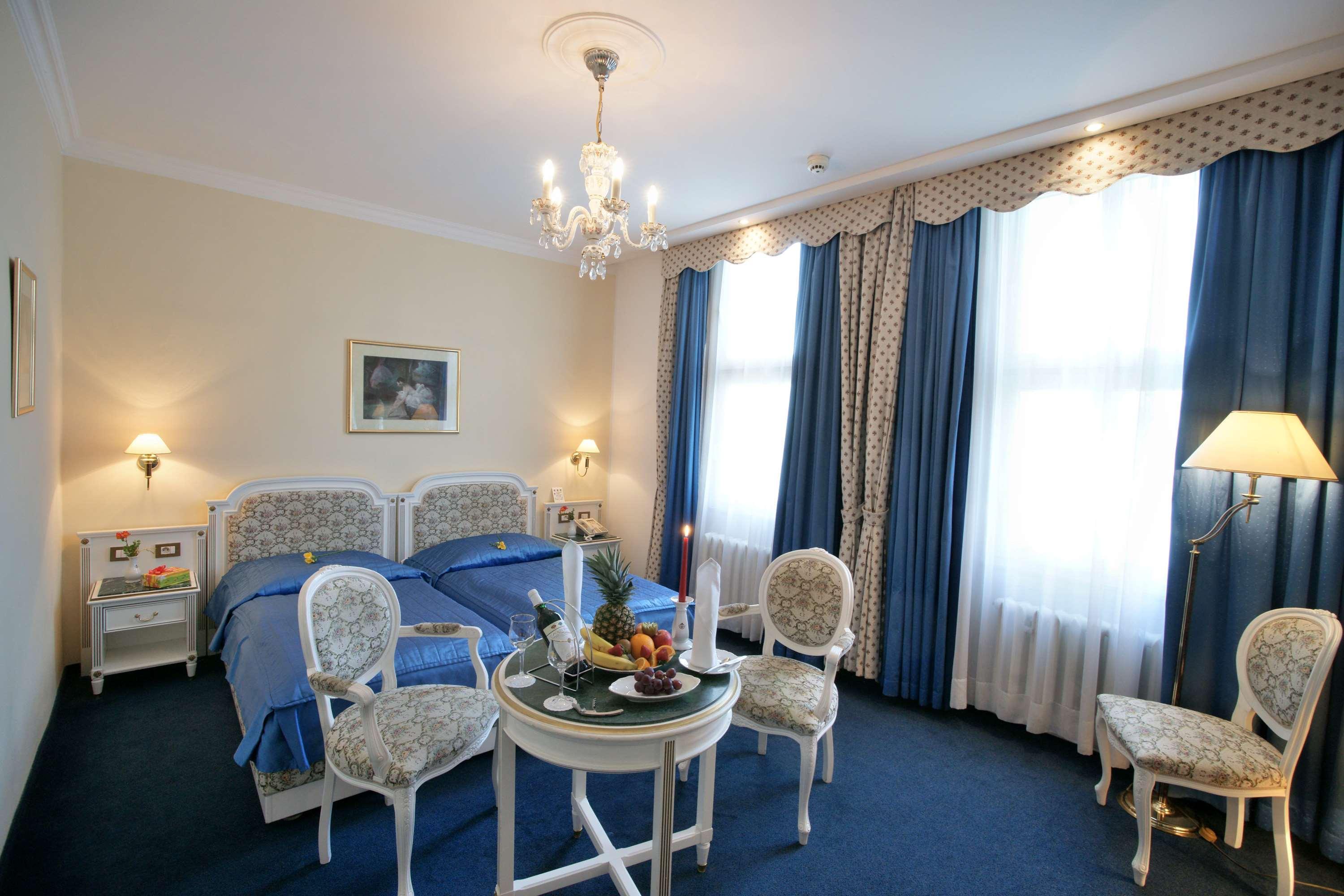 فندق أمباسادور زلاتا هوسا براغ المظهر الخارجي الصورة A room at the hotel