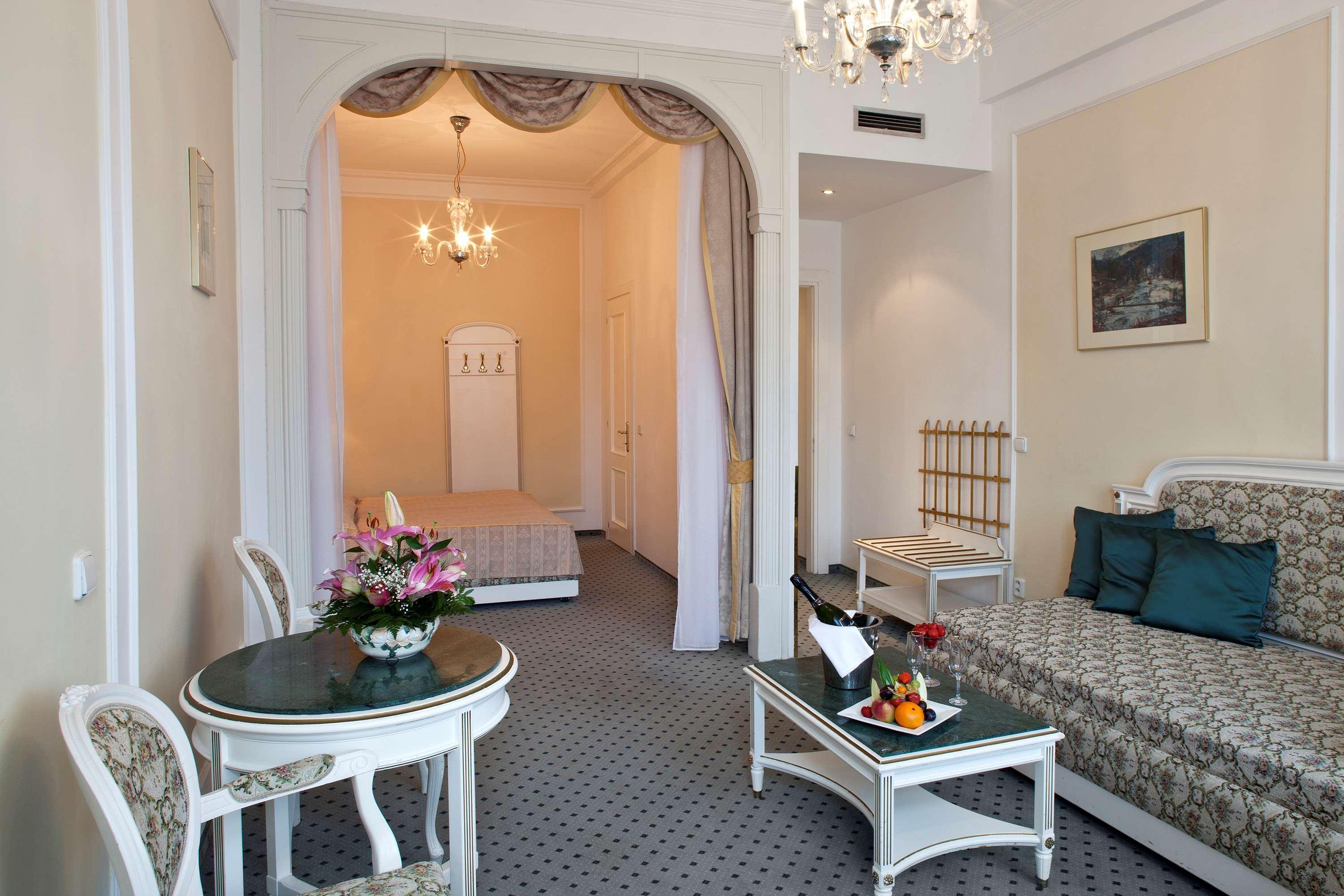 فندق أمباسادور زلاتا هوسا براغ المظهر الخارجي الصورة A suite at the Grand Hotel