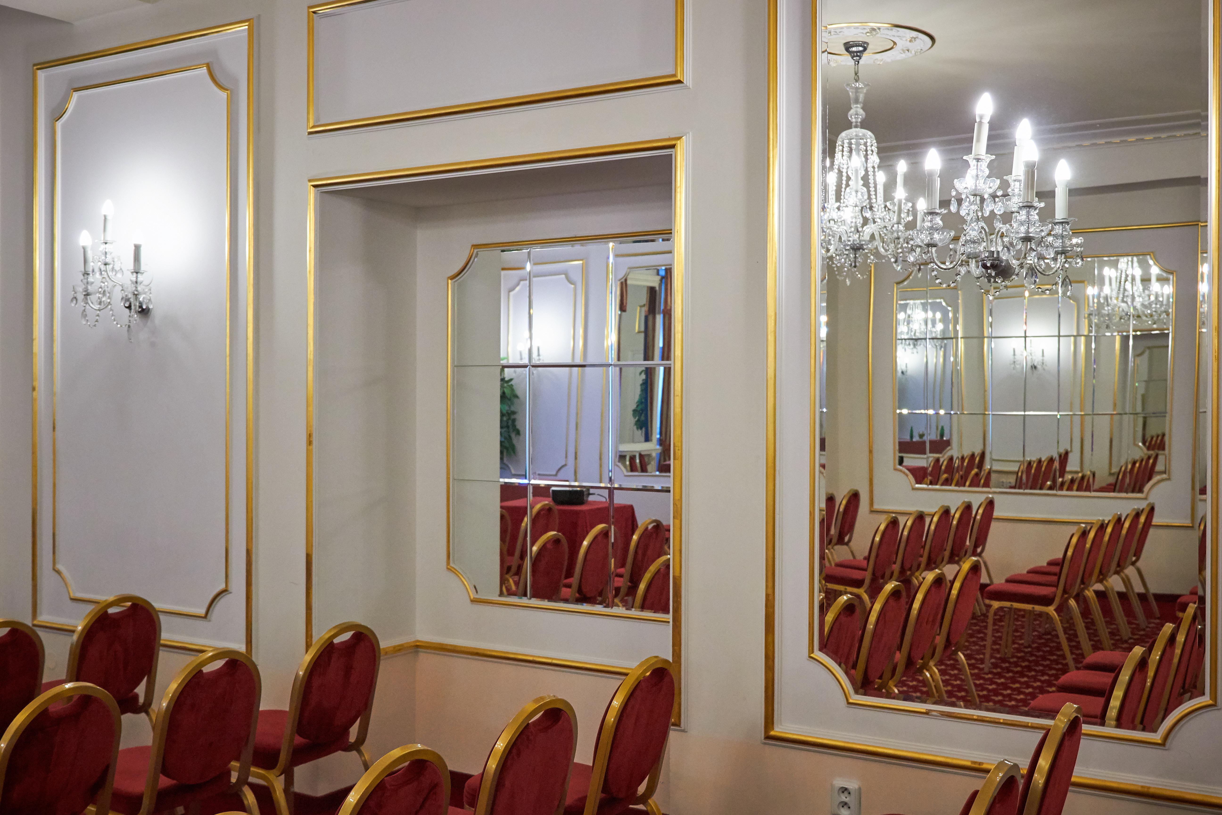 فندق أمباسادور زلاتا هوسا براغ المظهر الخارجي الصورة Mirrors in a ballroom