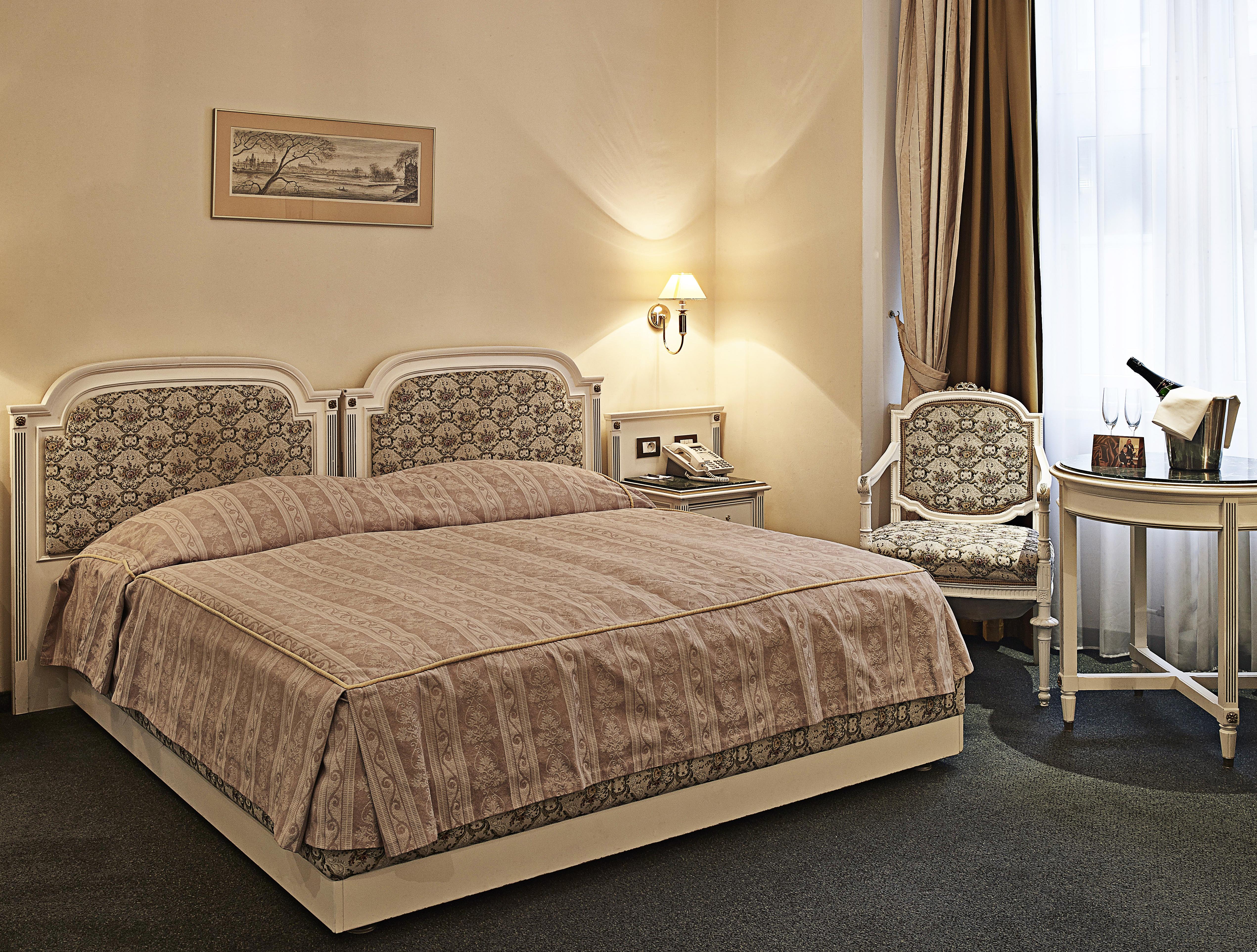 فندق أمباسادور زلاتا هوسا براغ المظهر الخارجي الصورة A bedroom in the hotel