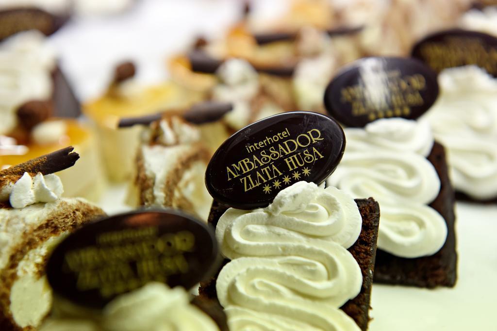 فندق أمباسادور زلاتا هوسا براغ المظهر الخارجي الصورة Desserts at the hotel
