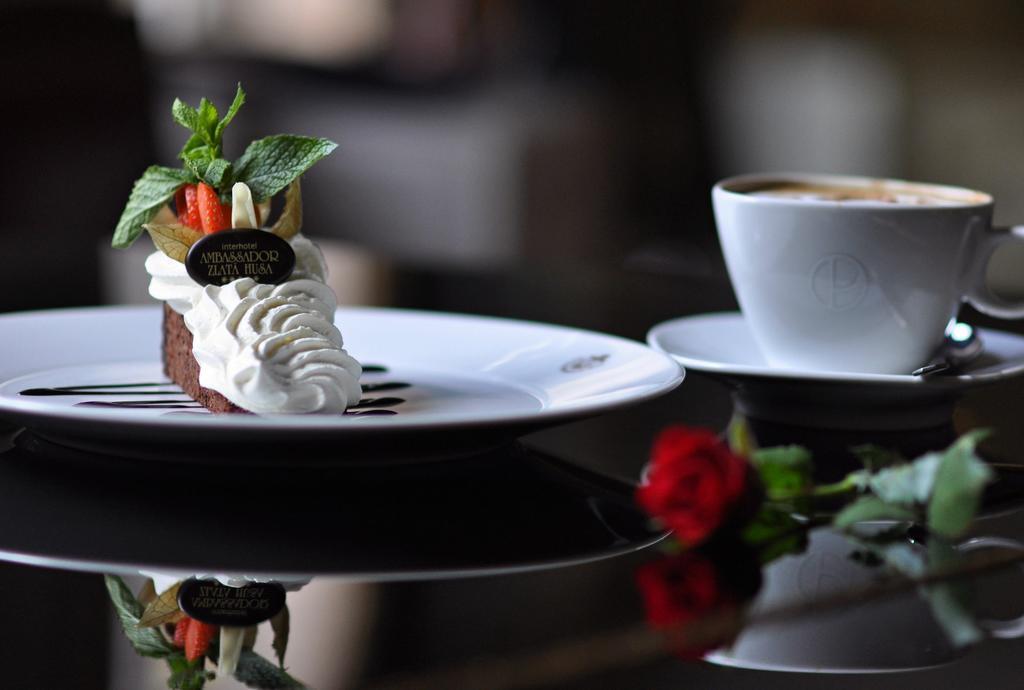 فندق أمباسادور زلاتا هوسا براغ المظهر الخارجي الصورة A chocolate cake with a cup of coffee