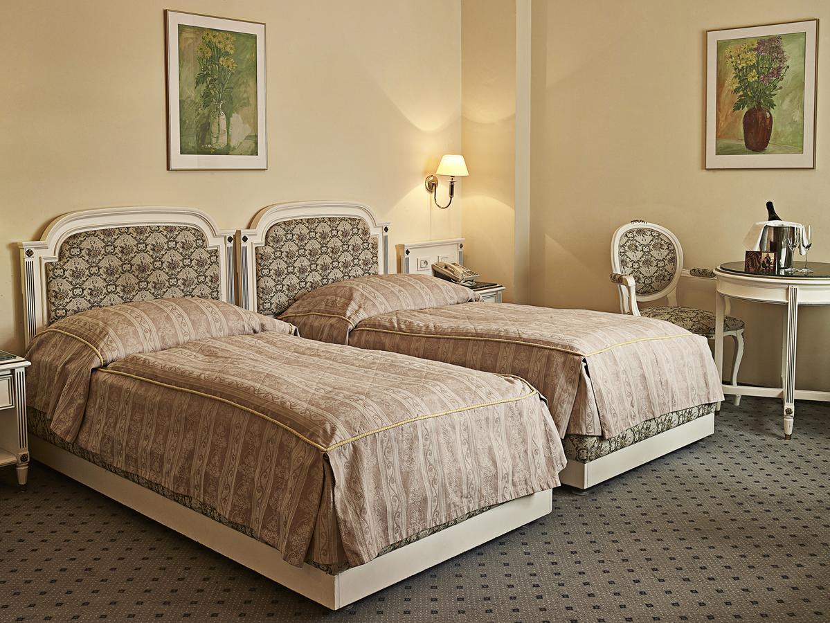 فندق أمباسادور زلاتا هوسا براغ المظهر الخارجي الصورة A room at the Grand Hotel