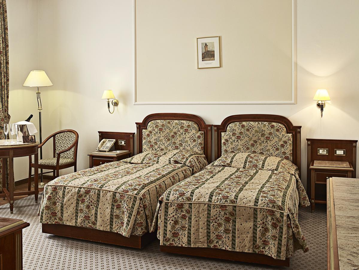 فندق أمباسادور زلاتا هوسا براغ المظهر الخارجي الصورة A room at the hotel