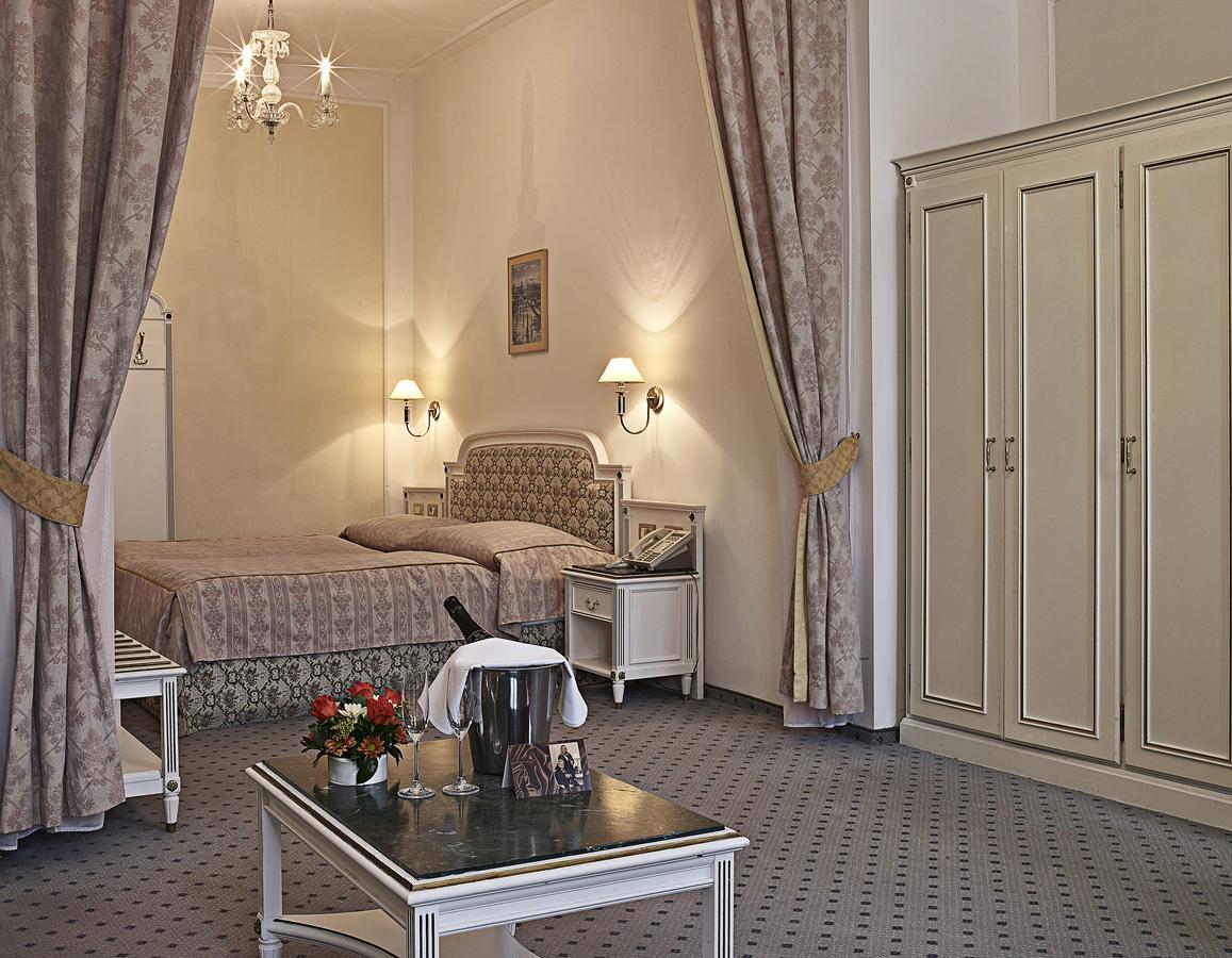 فندق أمباسادور زلاتا هوسا براغ المظهر الخارجي الصورة A room at the hotel