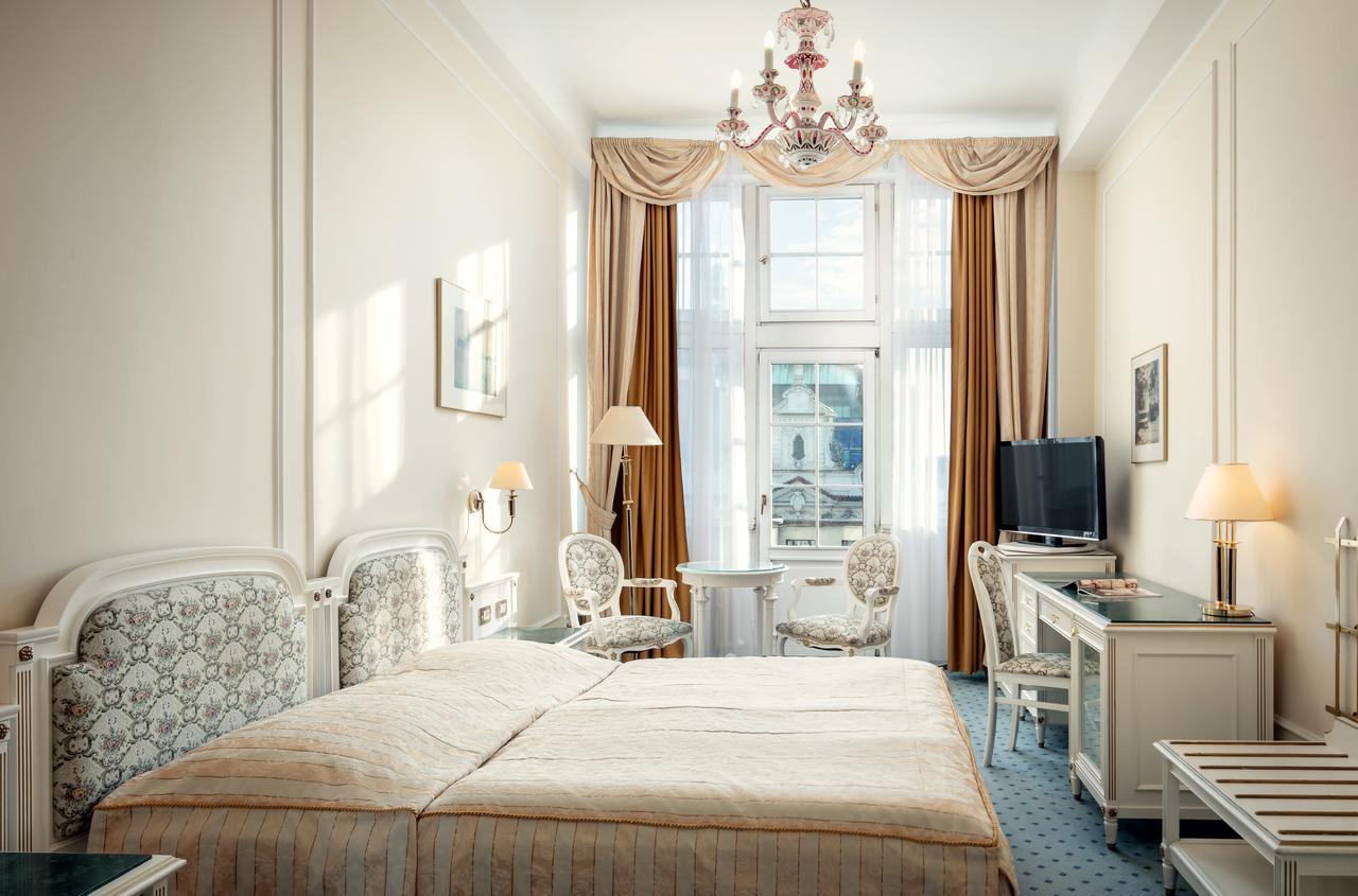 فندق أمباسادور زلاتا هوسا براغ المظهر الخارجي الصورة A room at the hotel