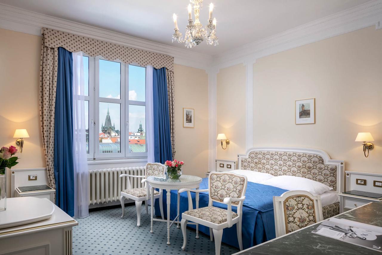 فندق أمباسادور زلاتا هوسا براغ المظهر الخارجي الصورة A room at the hotel