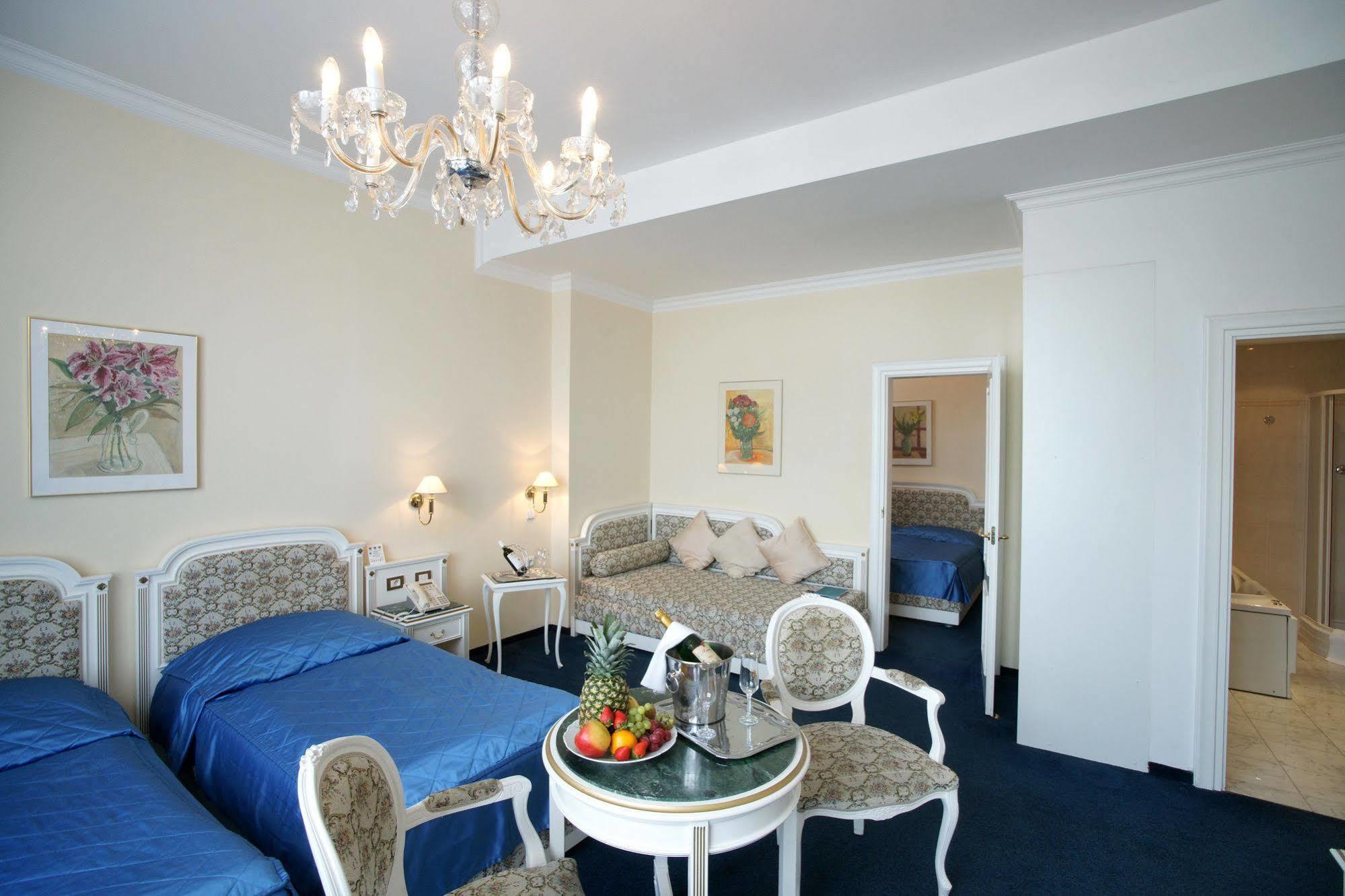 فندق أمباسادور زلاتا هوسا براغ الغرفة الصورة A suite at the Grand Hotel