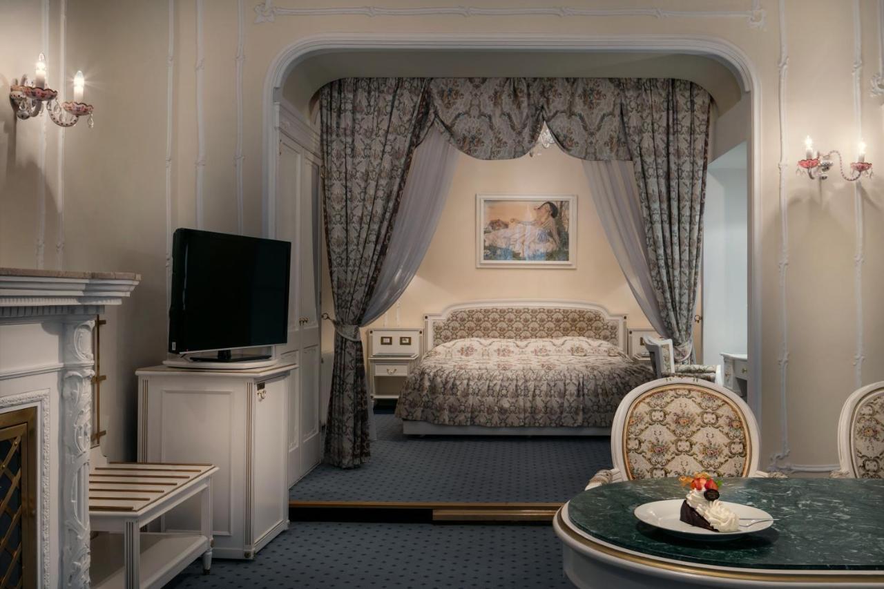 فندق أمباسادور زلاتا هوسا براغ المظهر الخارجي الصورة A room at the hotel