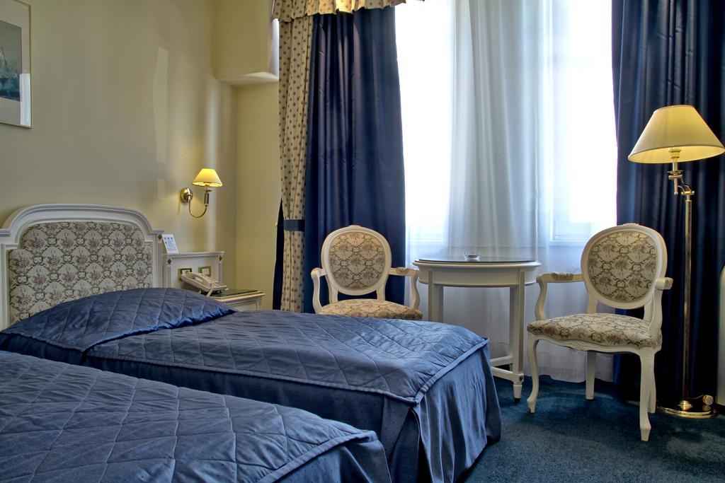 فندق أمباسادور زلاتا هوسا براغ المظهر الخارجي الصورة A room at the hotel