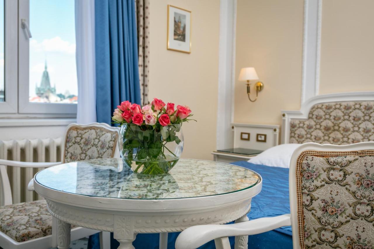 فندق أمباسادور زلاتا هوسا براغ المظهر الخارجي الصورة A room at the hotel