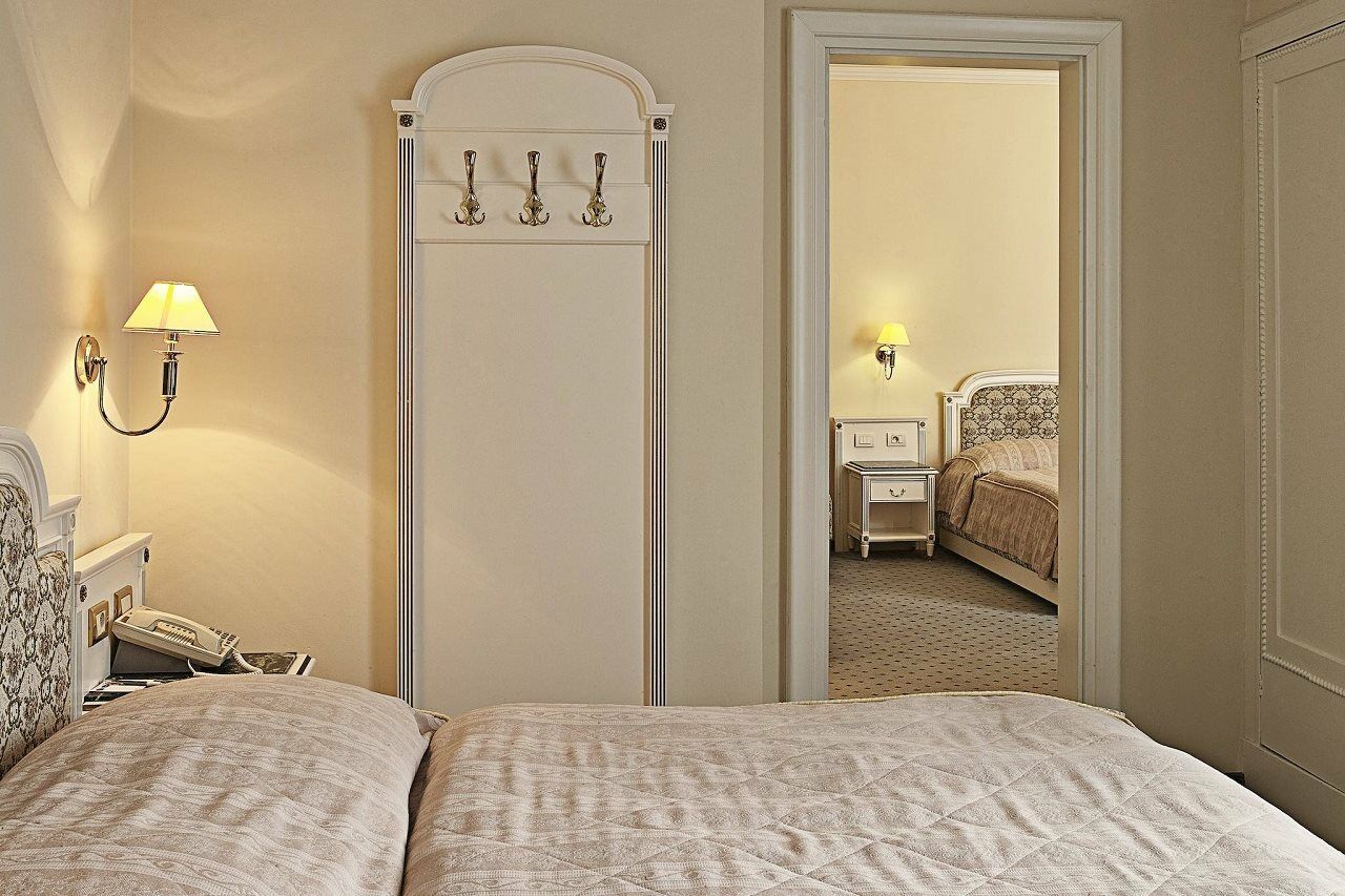 فندق أمباسادور زلاتا هوسا براغ المظهر الخارجي الصورة A room at the hotel